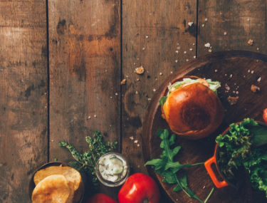 テーブル上のハンバーガーや野菜たち